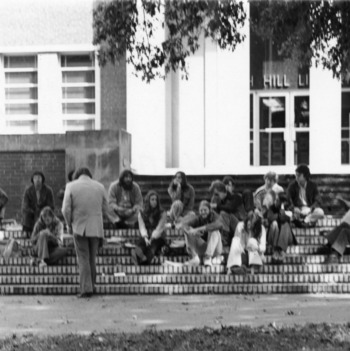 Class meeting outside main entrance to D. H. Hill Jr. Library.