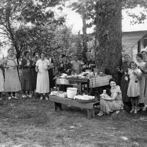 Club recreation, Cabarras County, North Carolina. Picnic supper following demonstration, the home demonstration club women enjoy this type of fellowship
