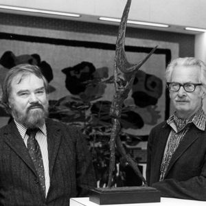 Henry L. Kamphoefner, Dean of the School of Design, and guest pose with sculpture, circa 1978