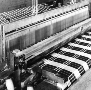Weaving machine making a cloth