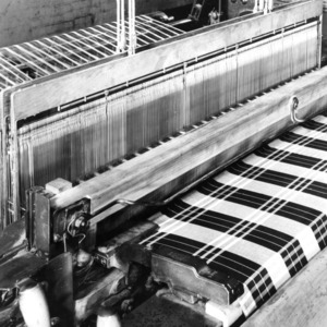 Plaid weaving loom