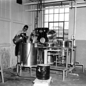Man working with a dyeing machine