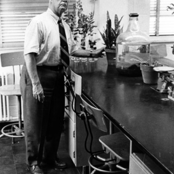 Dr. G. Ray Noggle in lab