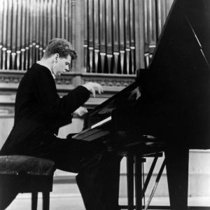 Van Cliburn, noted pianist, plays for the crowd