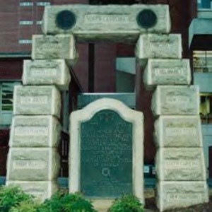 Monument in honor of  "the men and women of the thirteen original colonies"