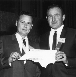 Dr. W. C. Mills, Jr. presents Baxter Freese with check at North Carolina Turkey Federation Conference