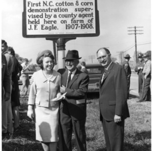 Dedication of historical maker for the first Agricultural Extension Service demonstration in North Carolina