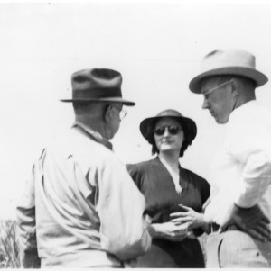 J. Sidney Cates discusses the latest in grain breeding with Mr. and Mrs. Robert Coker