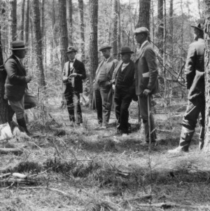 R. W. Graeber and farmers discussing proper handling of loblolly pine