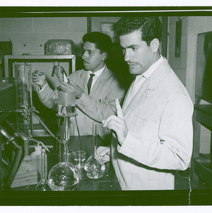 Students from Iraq in laboratory