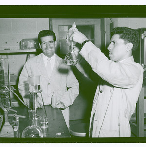 Students from Iraq in laboratory